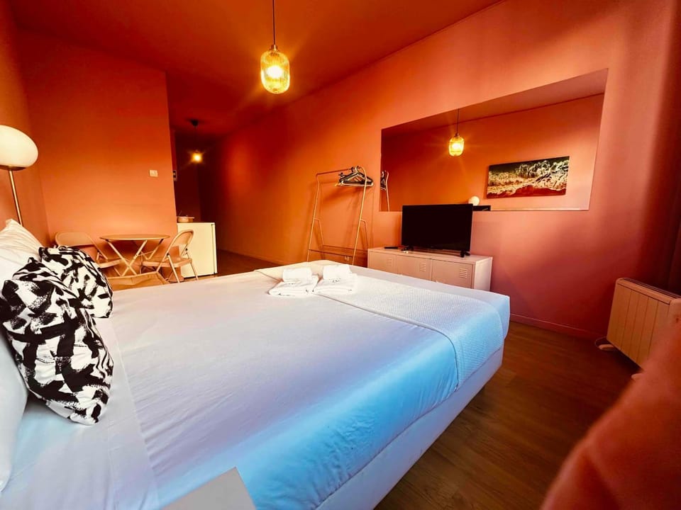 Bed, Living room, Bedroom, towels