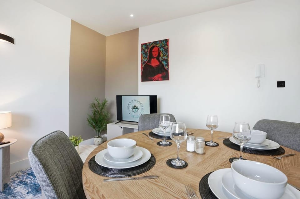 City Centre FREE Parking Sleeps 5 Contractors and Families With View Apartment in Norwich