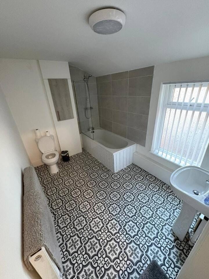 Spacious 3BR Home in Runcorn | Sleeps Large Groups House in Widnes