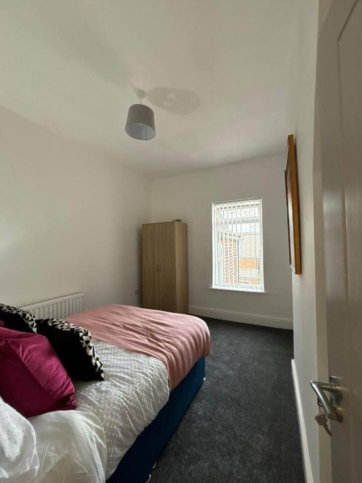 Spacious 3BR Home in Runcorn | Sleeps Large Groups House in Widnes