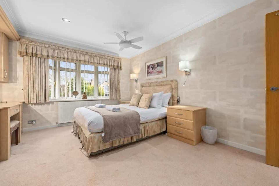 3 Bed Hale Barns Home Near Airport House in England