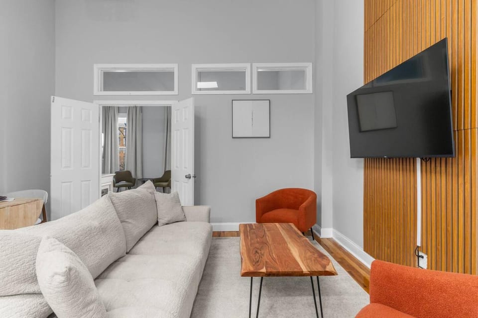 Steps from Soulard Farmers Market| Private Balcony Apartment in Saint Louis