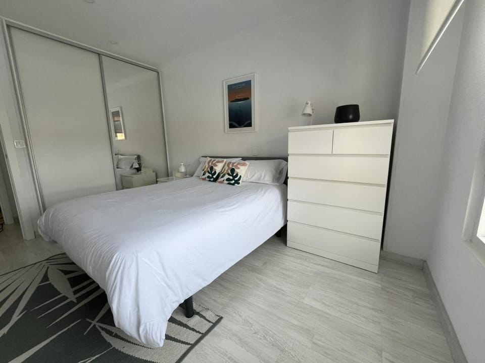 Photo of the whole room, Bedroom, wardrobe
