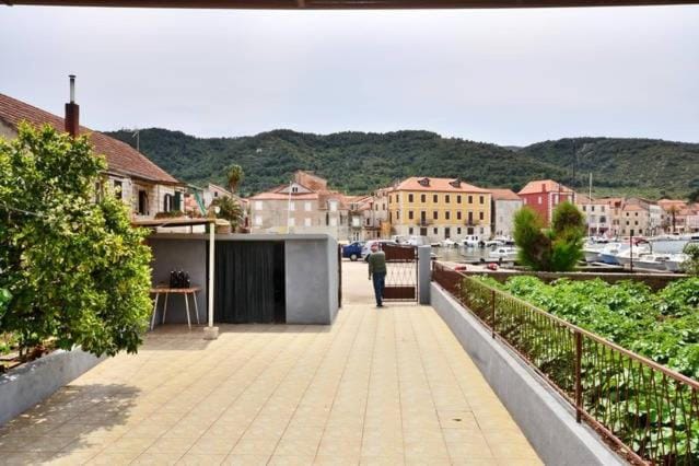 Three bedded room with an outdoor kitchen Apartment in Stari Grad