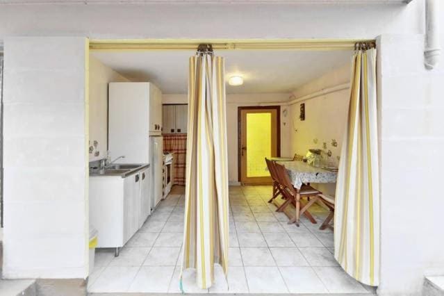 Three bedded room with an outdoor kitchen Apartment in Stari Grad