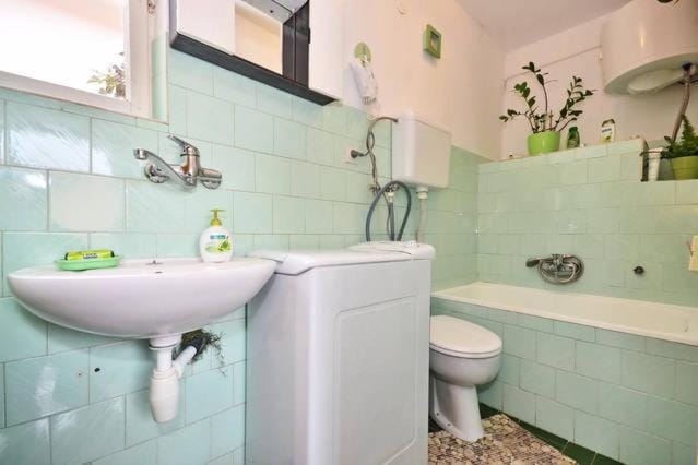 Three bedded room with an outdoor kitchen Apartment in Stari Grad