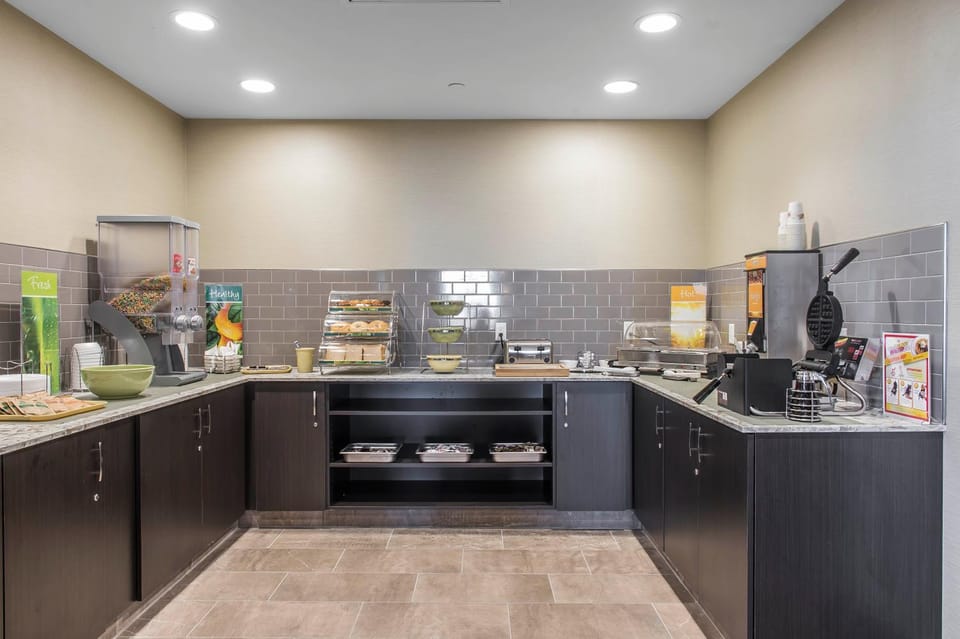 Kitchen or kitchenette, Buffet breakfast