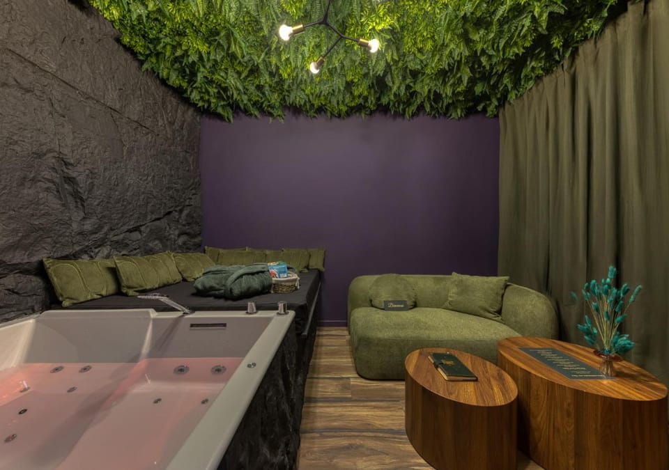 Hot Tub, TV and multimedia, Living room, Decorative detail