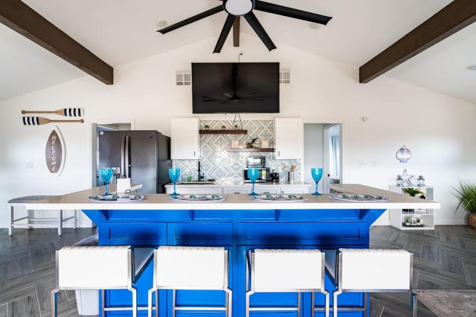 6 Bedroom, 3 unit Triplex in Crystal Beach House in Texas City