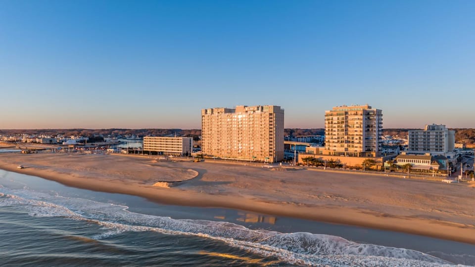 New / Oceanfront Beach Condo, Pool, Gym, Fishing House in Dam Neck