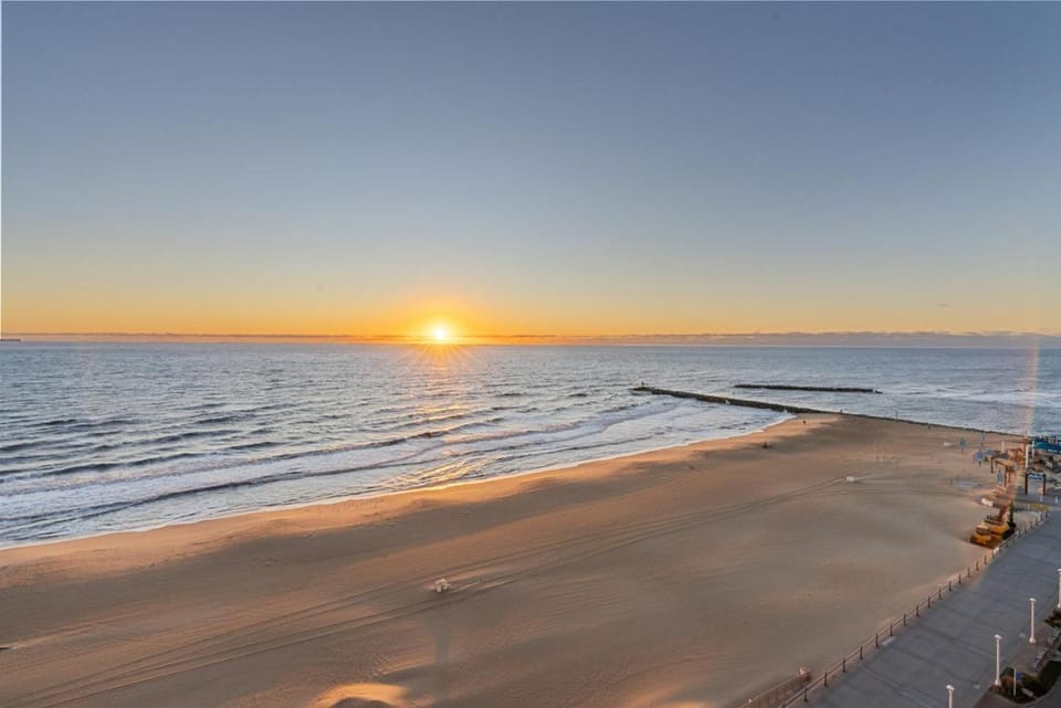 New / Oceanfront Beach Condo, Pool, Gym, Fishing House in Dam Neck