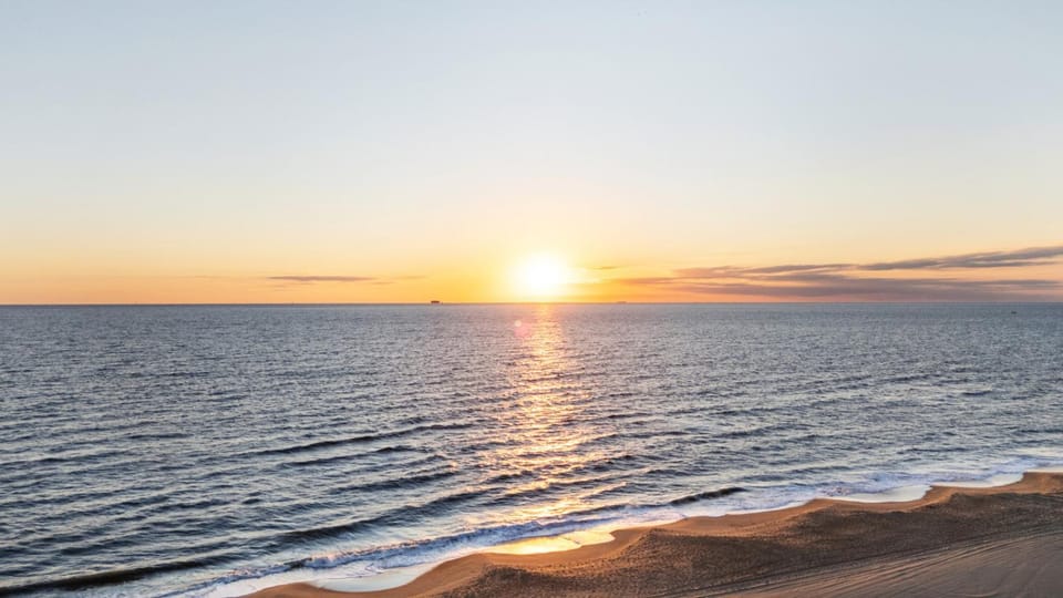 Oceanfront Condo/ Pool/ Surfing/ Fishing / EW 1002 House in Virginia Beach