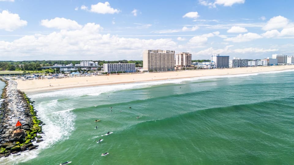 Oceanfront Beach Condo, Pool, Gym, Fishing Surfing House in Dam Neck