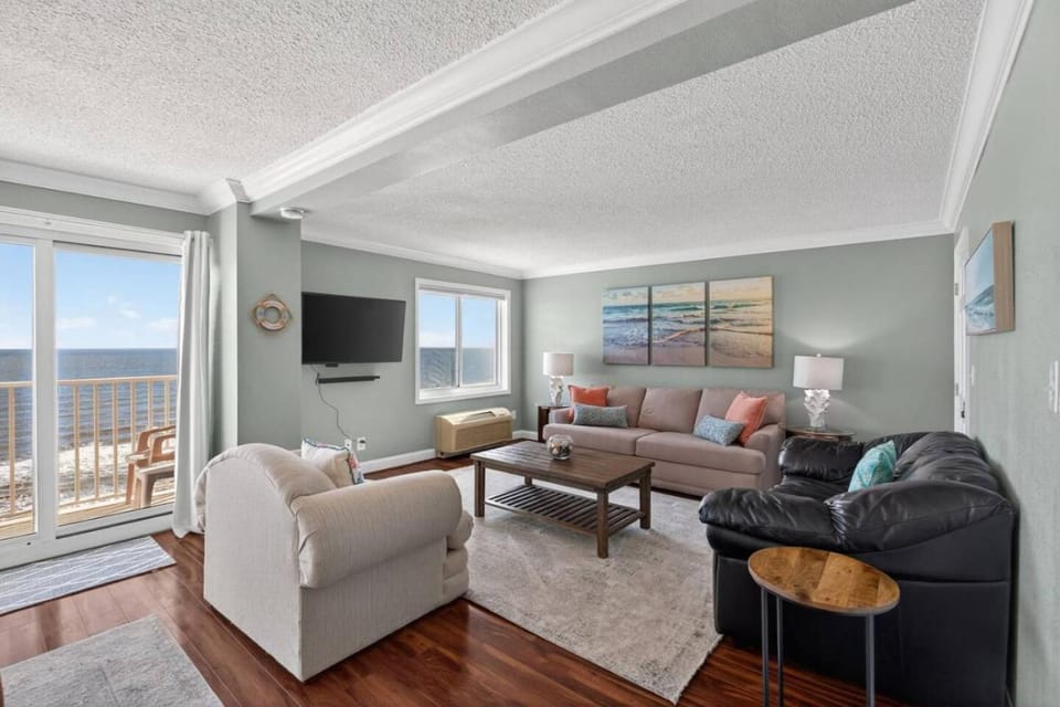 Oceanfront Beach Condo, Pool, Gym, Fishing Surfing House in Dam Neck
