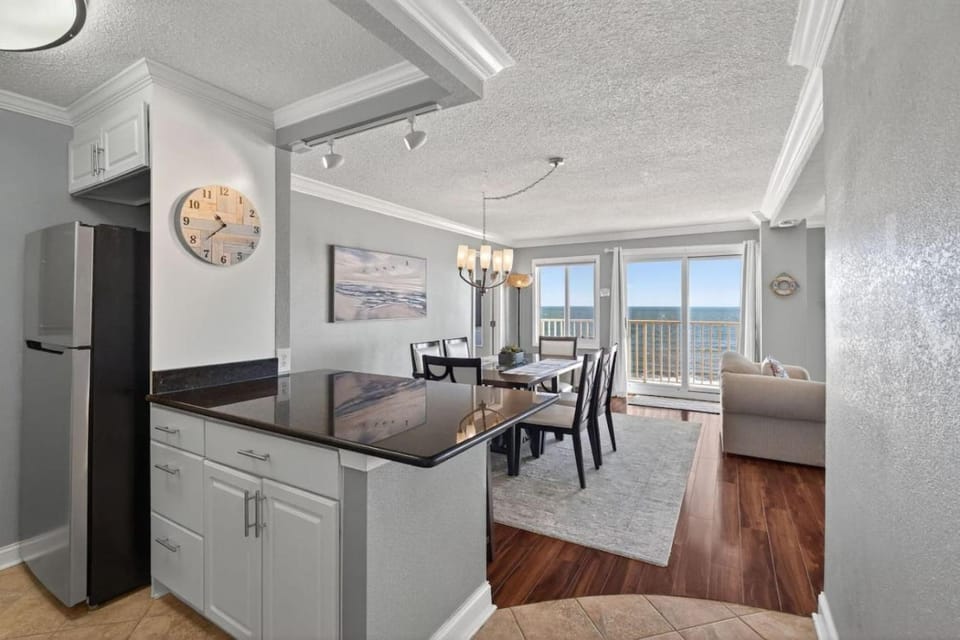 Oceanfront Beach Condo, Pool, Gym, Fishing Surfing House in Dam Neck