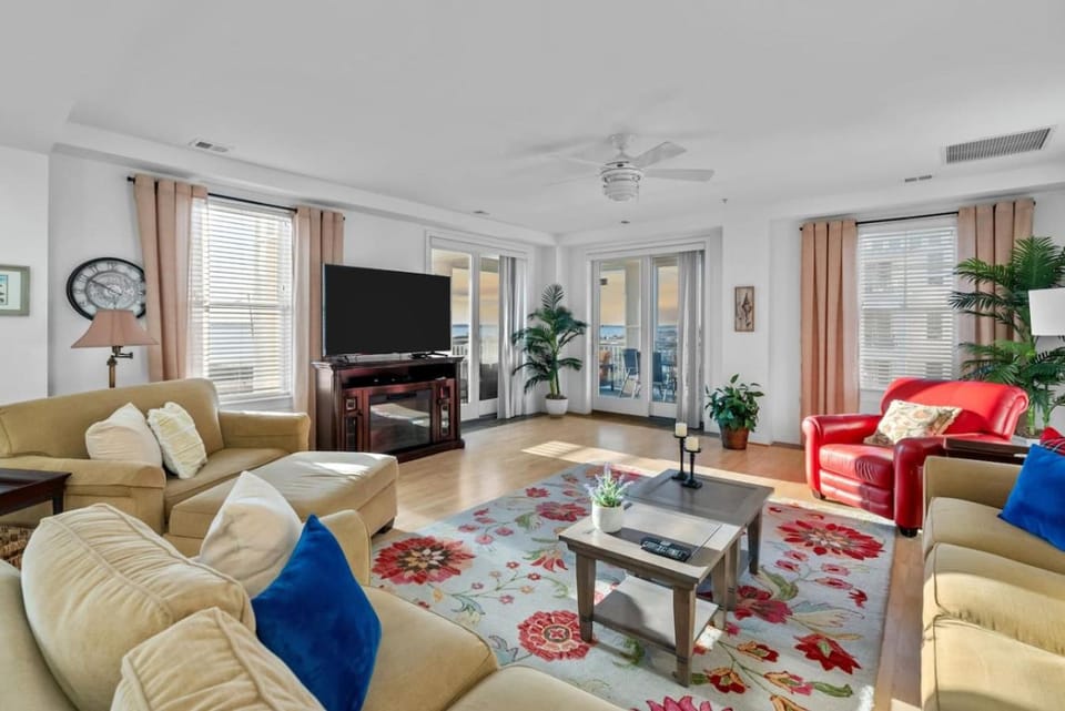 New! Oceanfront Penthouse/ 2 Decks/ Pool/Beach/Gym Apartment in Sandbridge