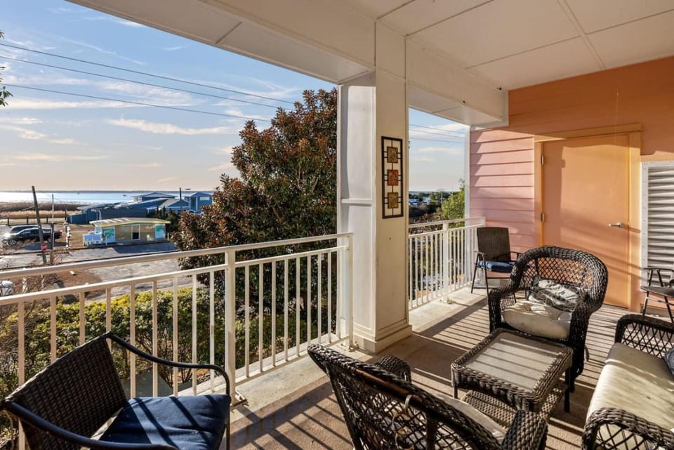New! Island Breeze/3Bd/Oceanfront/ Beach/Pool/Gym House in Sandbridge