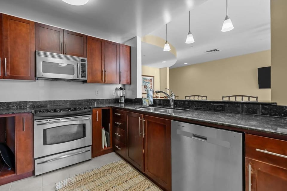 New! Island Breeze/3Bd/Oceanfront/ Beach/Pool/Gym House in Sandbridge