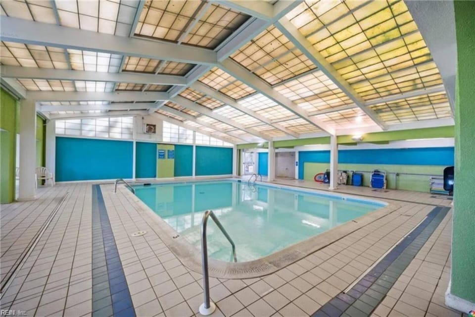 Oceanfront Condo, Heated Pool, Fitness Center House in Dam Neck