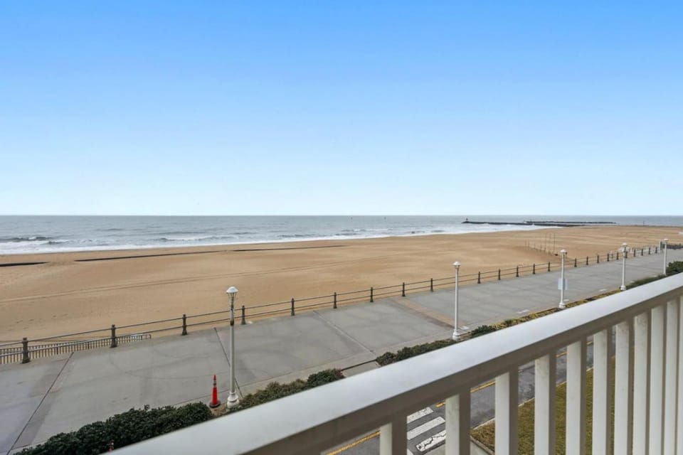 Oceanfront Condo, Heated Pool, Fitness Center House in Dam Neck