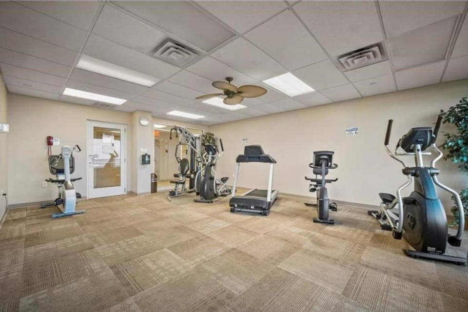 Oceanfront Condo, Heated Pool, Fitness Center House in Dam Neck