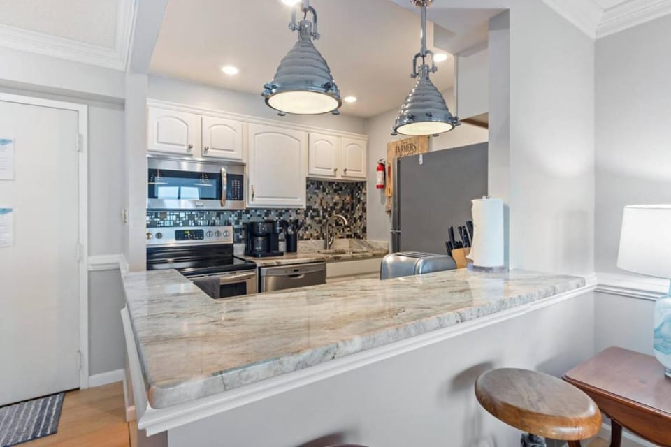 Oceanfront Condo, Heated Pool, Fitness Center House in Dam Neck