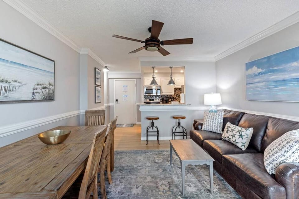 Oceanfront Condo, Heated Pool, Fitness Center House in Dam Neck