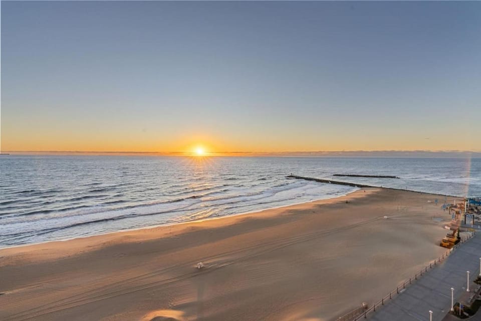 Oceanfront Beach Condo, Pool, Gym, Fishing Surfing House in Dam Neck