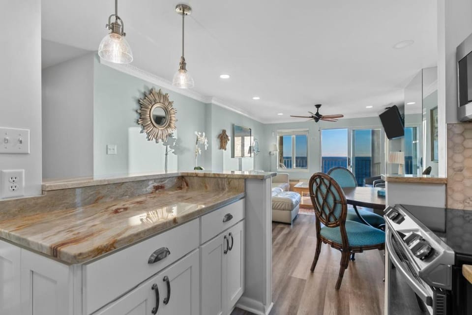 Oceanfront Beach Condo, Pool, Gym, Fishing Surfing House in Dam Neck