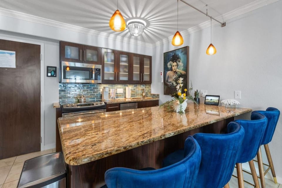 Oceanfront Beach Condo, Pool, Gym, Fishing Surfing House in Dam Neck