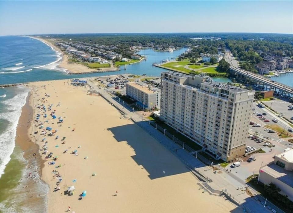 Oceanfront Beach Condo, Pool, Gym, Fishing Surfing House in Dam Neck