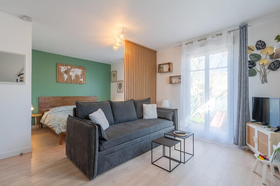 Bed, Living room, Bedroom