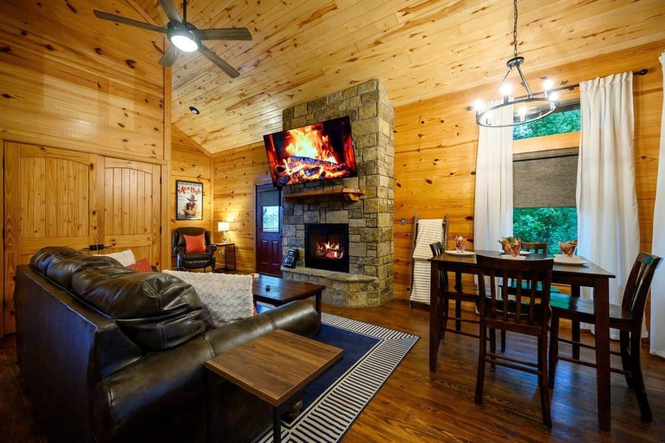 OMG Views-5 Min to Hochatown-Hot Tub-Firepit-Bathtub-Deck House in Oklahoma