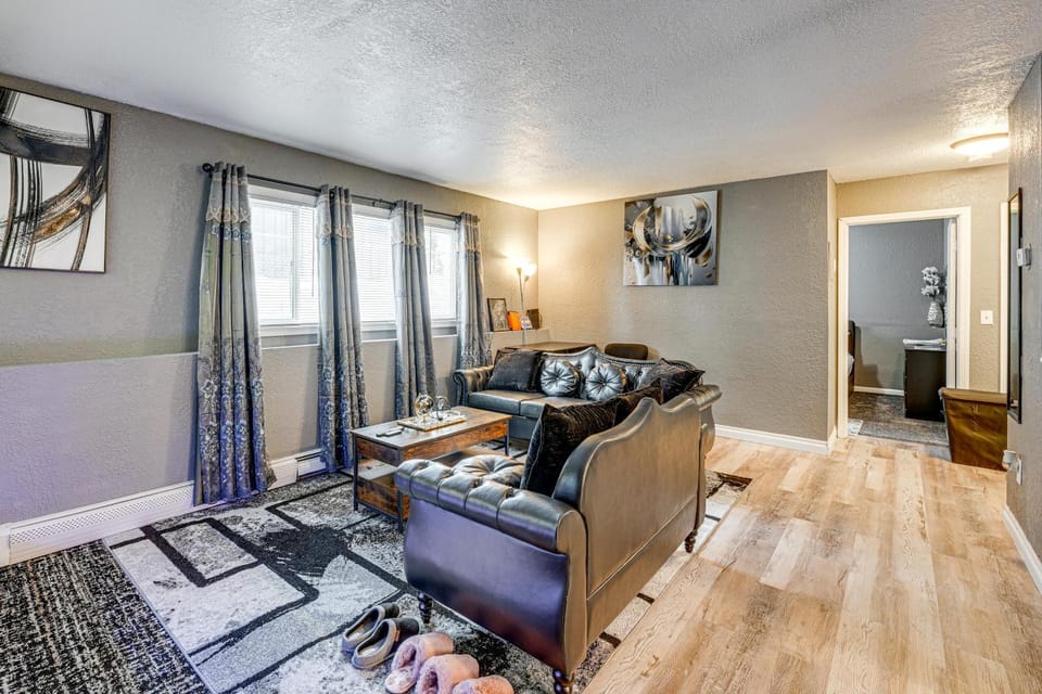 Easily Explore Anchorage! Modern Duplex Near Town House in Anchorage