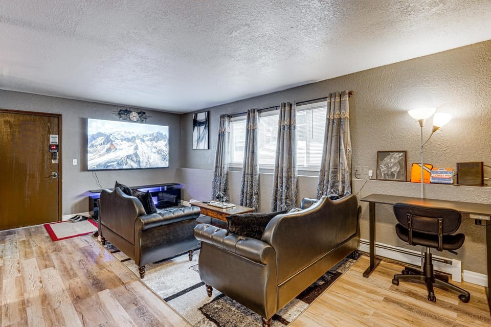 Easily Explore Anchorage! Modern Duplex Near Town House in Anchorage