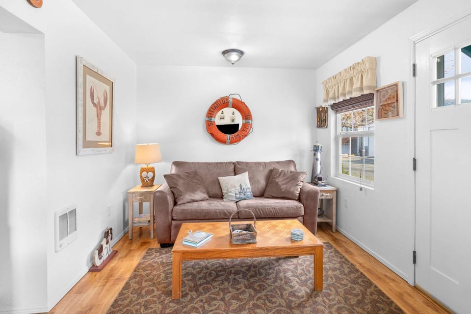 Easy Street Cottage House in Rockaway Beach