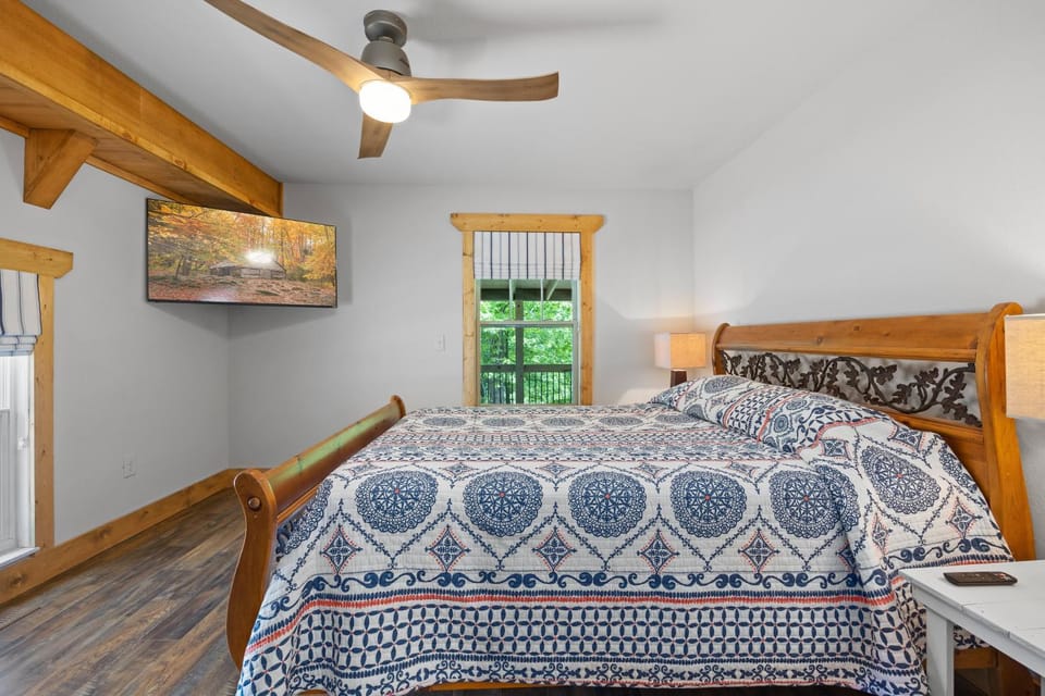 Bed, TV and multimedia, Bedroom
