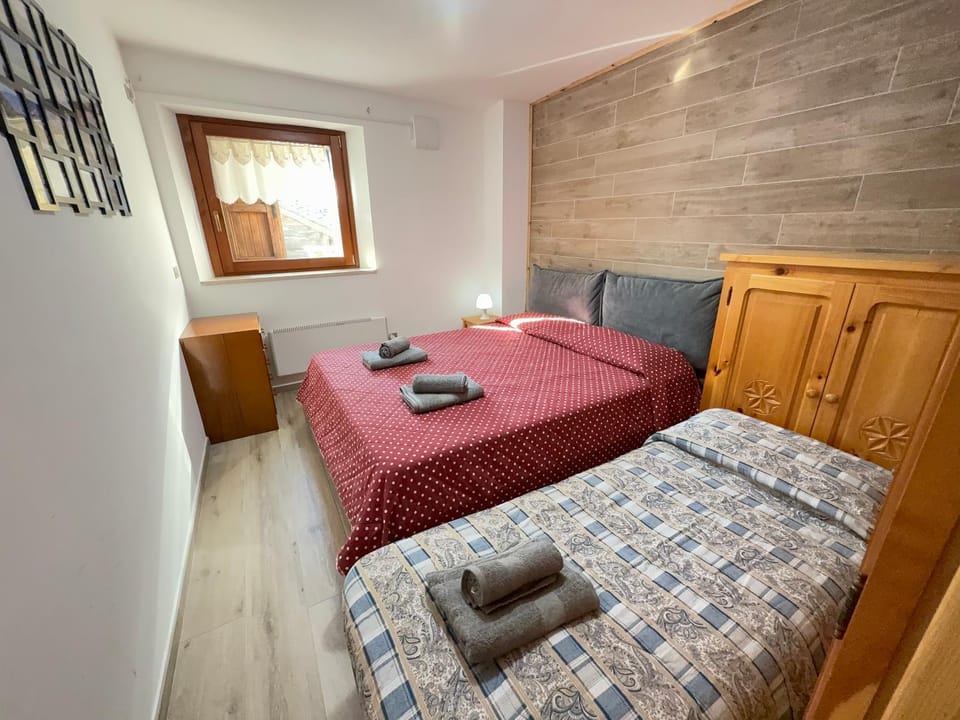 Bed, Photo of the whole room, towels