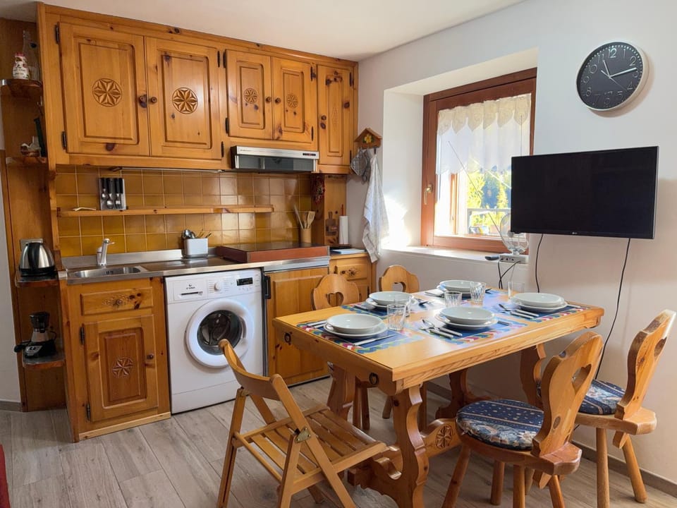 TV and multimedia, Photo of the whole room, washing machine, kitchen