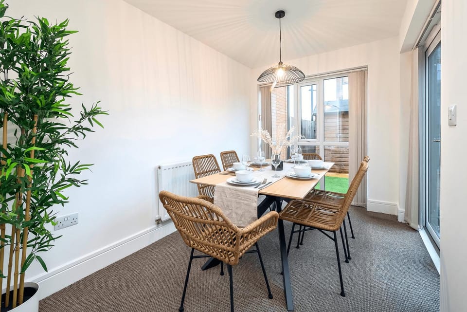 3BDR Kempthorne House with Parking and Garden House in Stoke-on-Trent