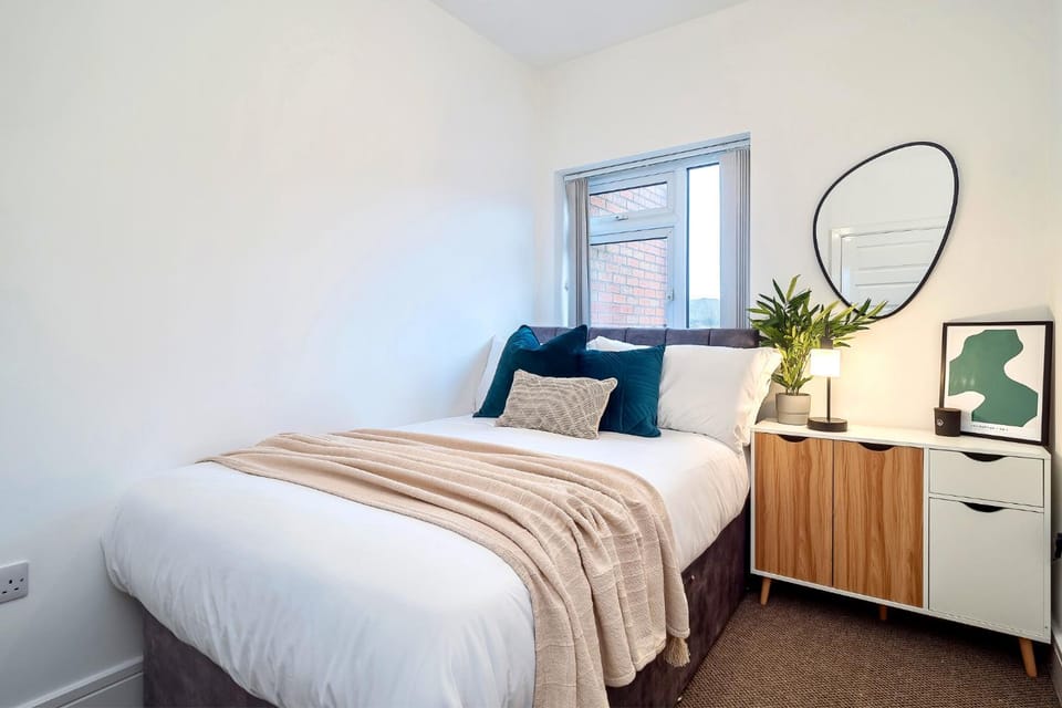 3BDR Kempthorne House with Parking and Garden House in Stoke-on-Trent