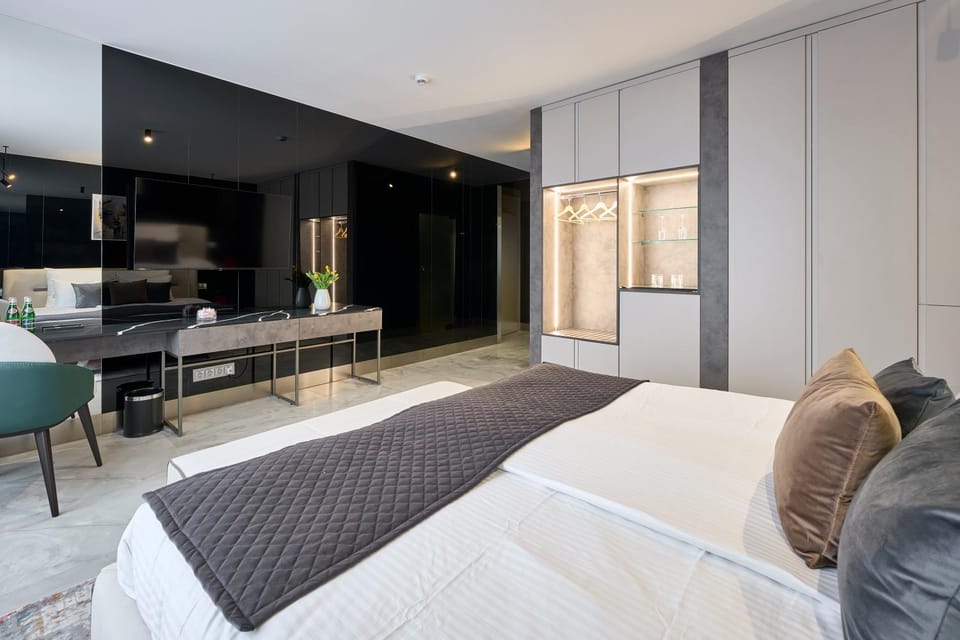 TV and multimedia, Seating area, Bedroom
