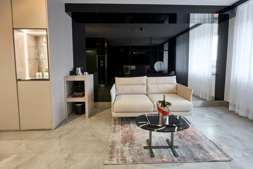 Seating area, Dining area