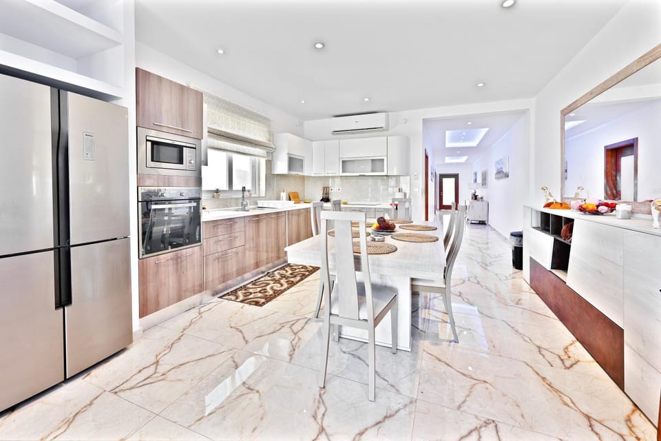 Dining area, kitchen