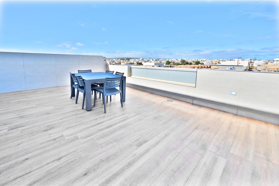 Property building, Balcony/Terrace, Dining area