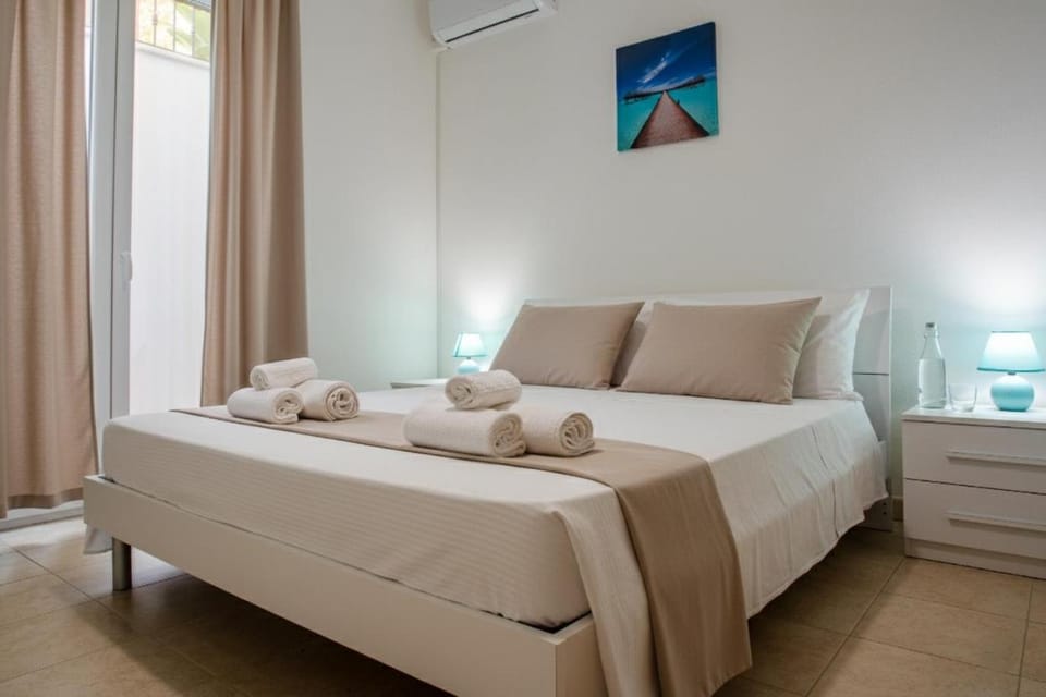 Bed, Photo of the whole room, Bedroom, air conditioner
