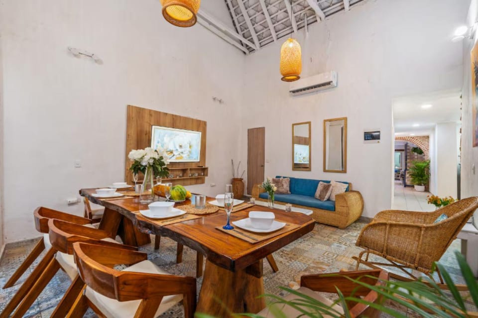 Communal lounge/ TV room, Seating area, Dining area, Breakfast