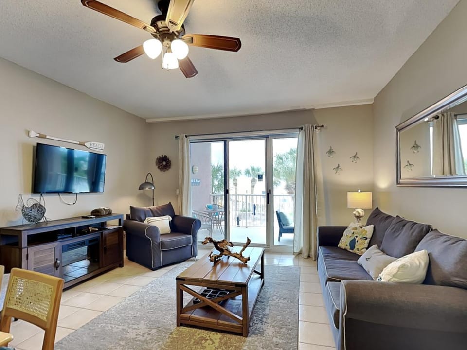 TV and multimedia, Balcony/Terrace, Living room, Seating area, furniture