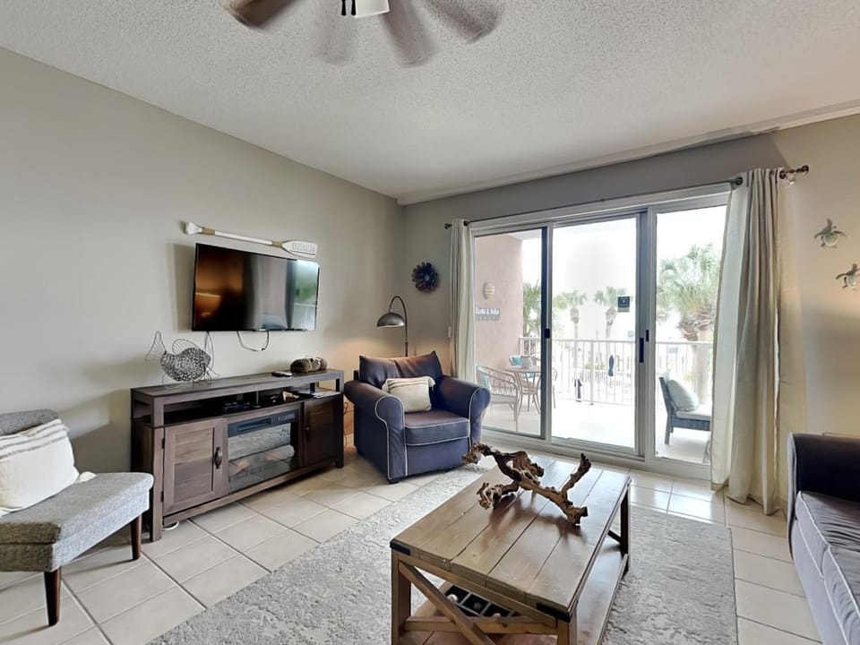 TV and multimedia, Balcony/Terrace, Living room, Seating area, furniture