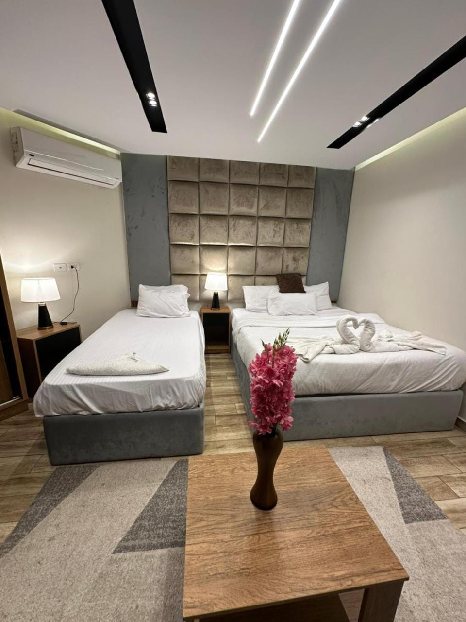 Bed, Photo of the whole room, Bedroom, towels